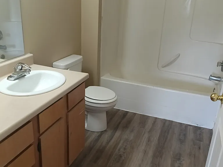 Creekside Apartments — Photo 14