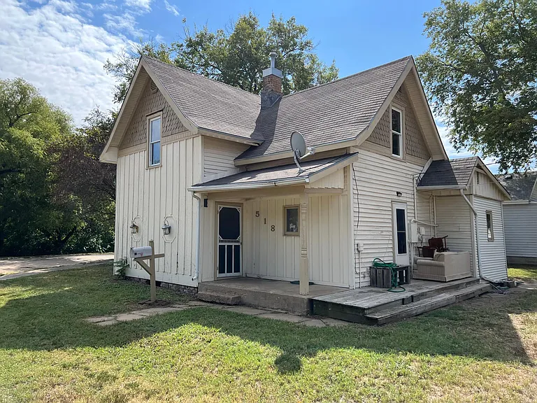 518 E Walnut St — Photo 1