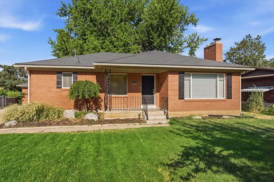 3 bed, 1.0 bath, 1256 sqft, $2,000 — Photo 1