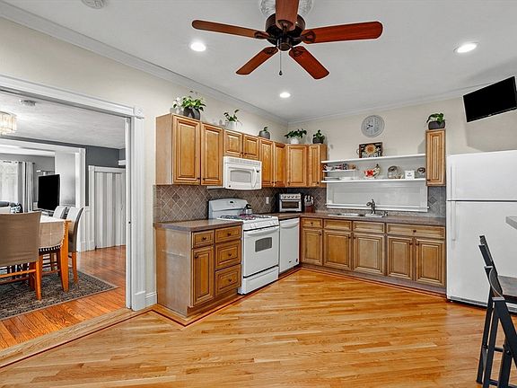 5th image of 39 Gold St