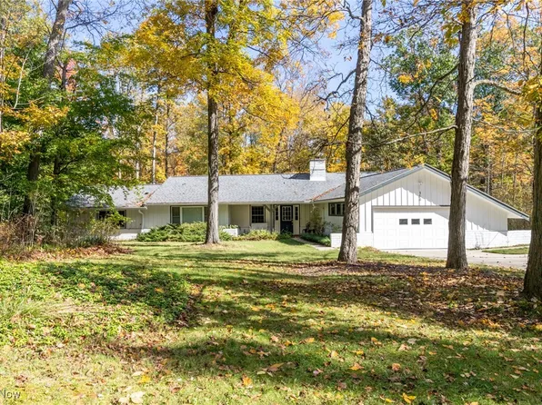 160 Murwood Dr, Moreland Hills, OH 44022