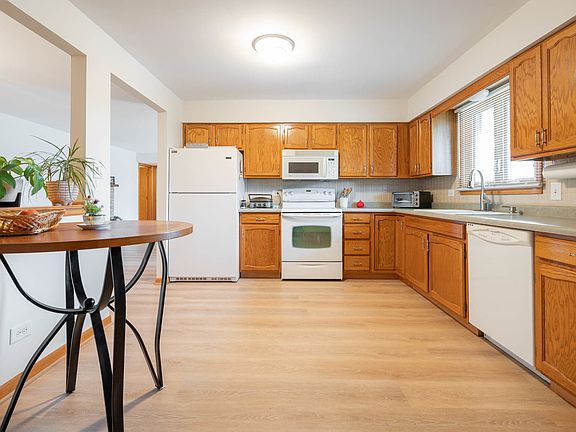 5th image of 11000 S Theresa Cir APT 3B