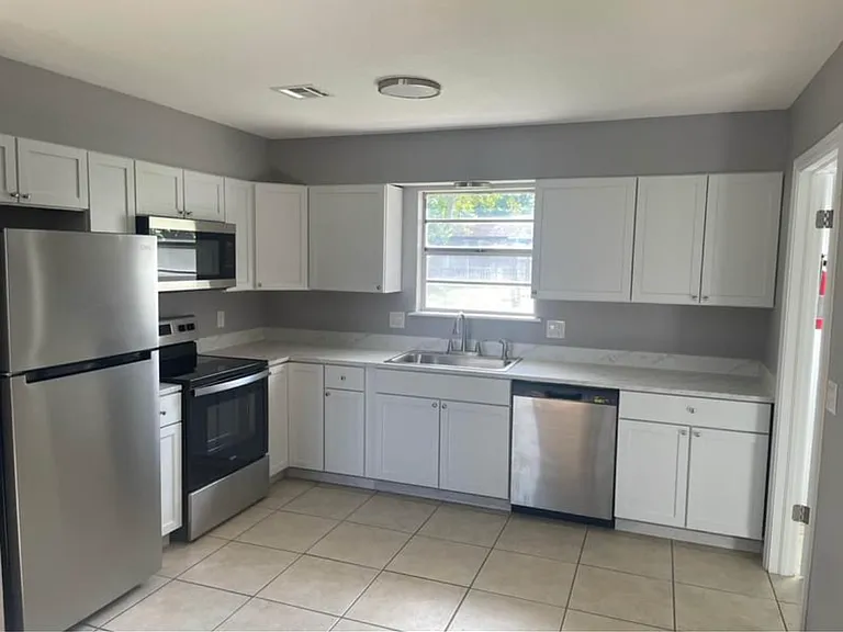 1710 N Country Club Rd — Photo 2