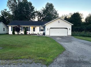 1437 Bellewood Dr, Smiths Creek, MI 48074