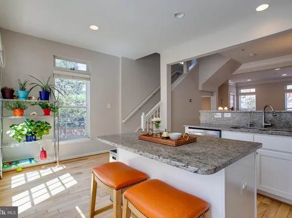 984 Harrison Cir, Alexandria, VA 22304