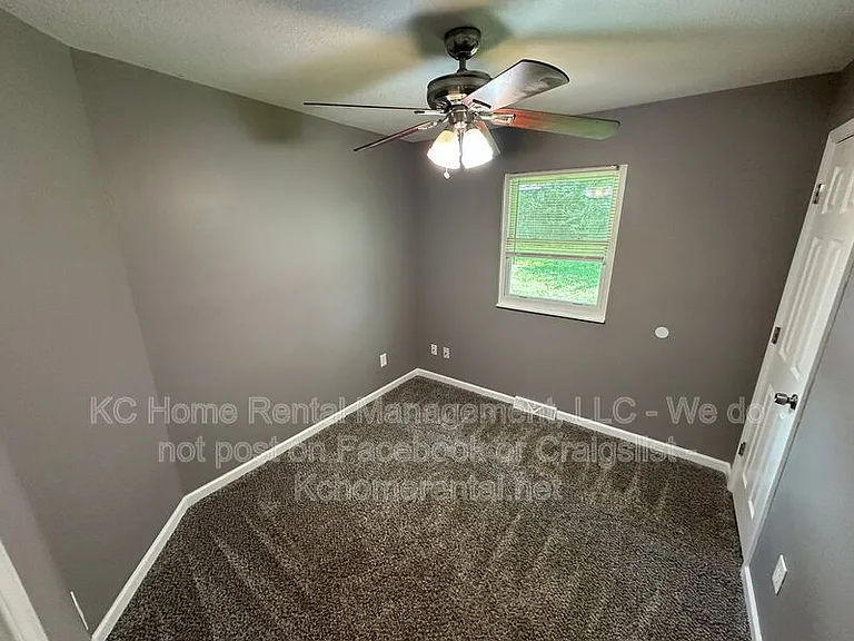 424 NE Lakeview Dr — Photo 20