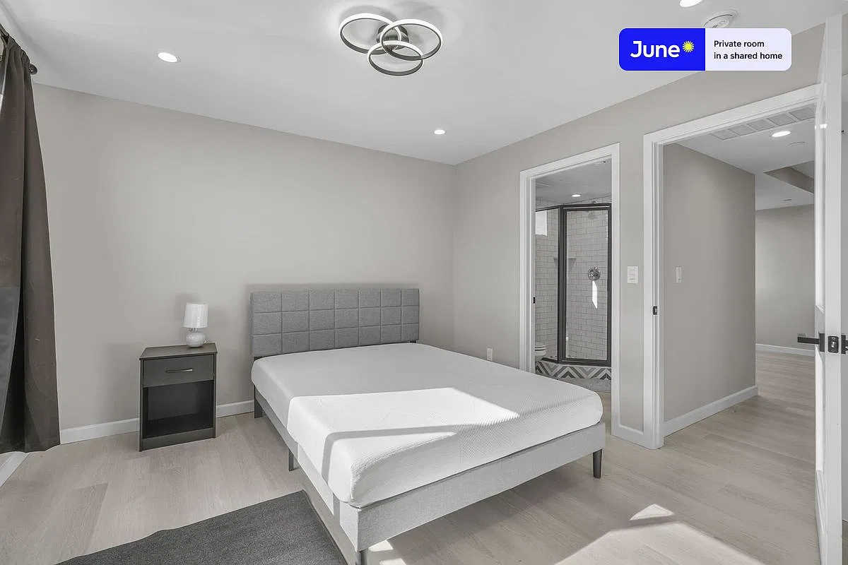 Queen bedroom in 5 bed/5 bath home in Boyle Heights #1828 B — Photo 2