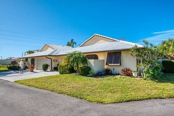 1st image of 28 Pebble Rock Dr