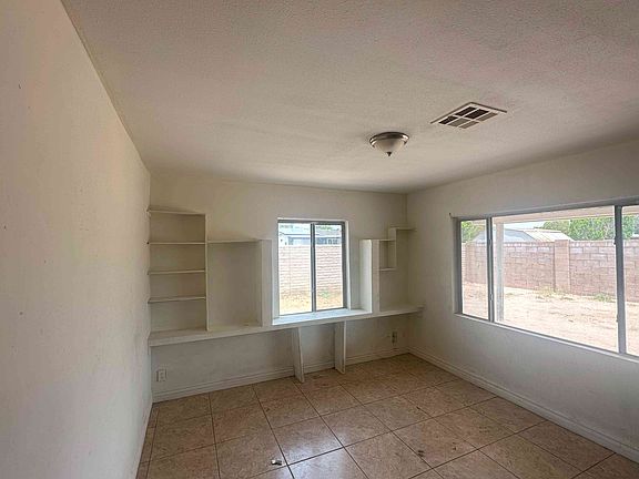 2nd image of 504 S Hobson