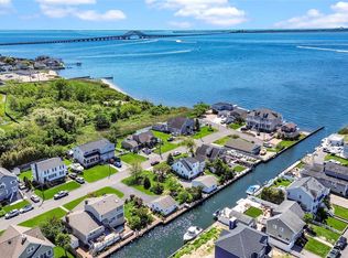 854 E Bay Dr, West Islip, NY