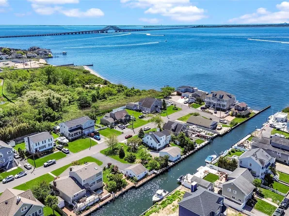 854 E Bay Drive, West Islip, NY 11795