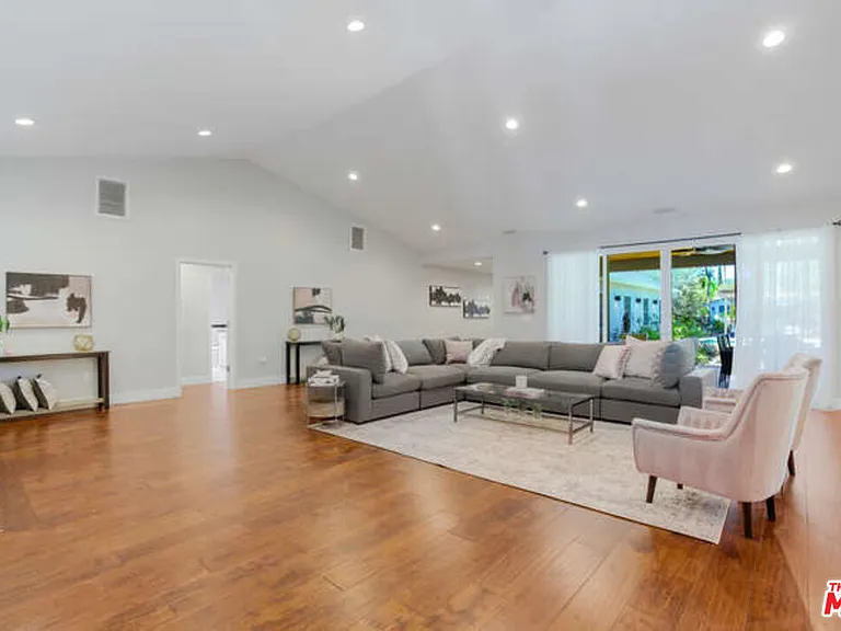 5907 Jumilla Ave — Photo 9