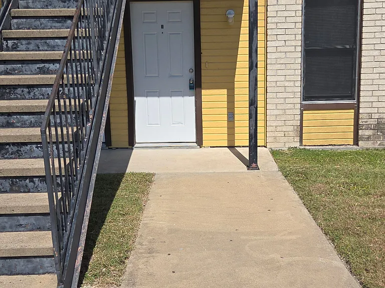 1107 Circle M Dr #B — Photo 1