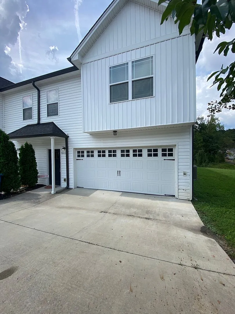 4 BR, 2 BA, 2 Car Garage | Close to Chattanooga, Volkswagen, FedEx, & Amazon — Photo 2