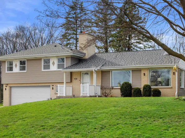 3325 Mountain DRIVE, Brookfield, WI 53045