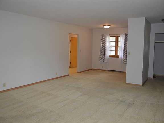 4th image of 3021 Hillcrest Dr