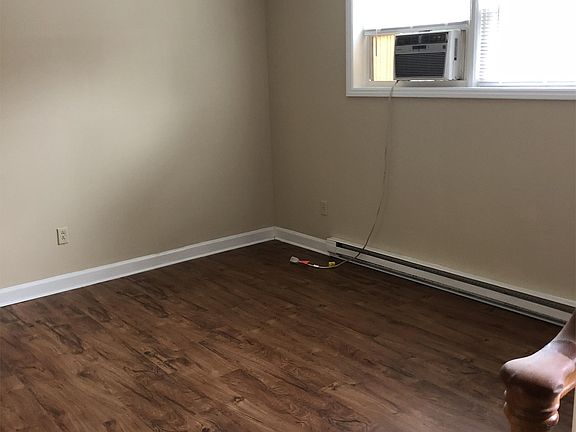 3rd image of 567 Pine Ave