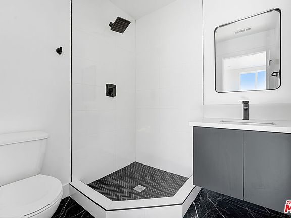 5th image of 1200 W 38th St