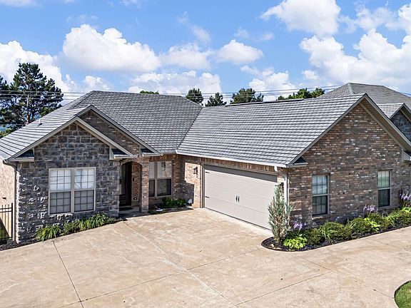 3rd image of 31 Village Ct