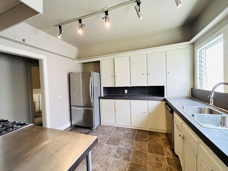 Sycamore Apartments — Photo 7