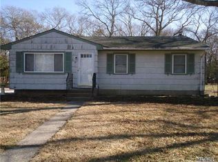 21 Smith St, Flanders, NY 11901