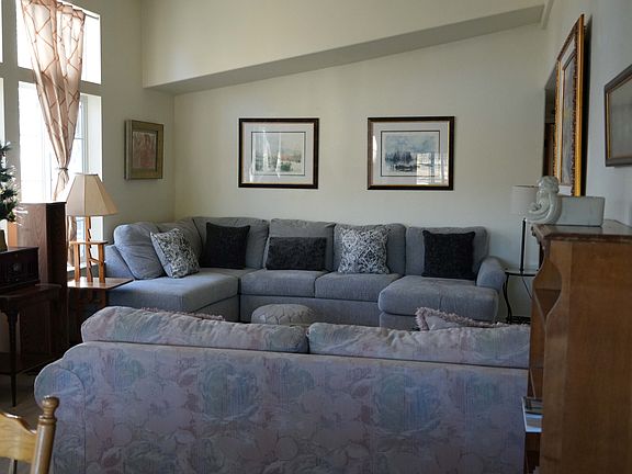 Livingroom with 2 sofas