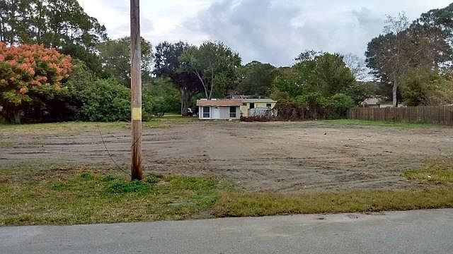 2nd image of 735 Garden Ln