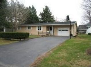 34 Manor Ln, Middleport, NY 14105