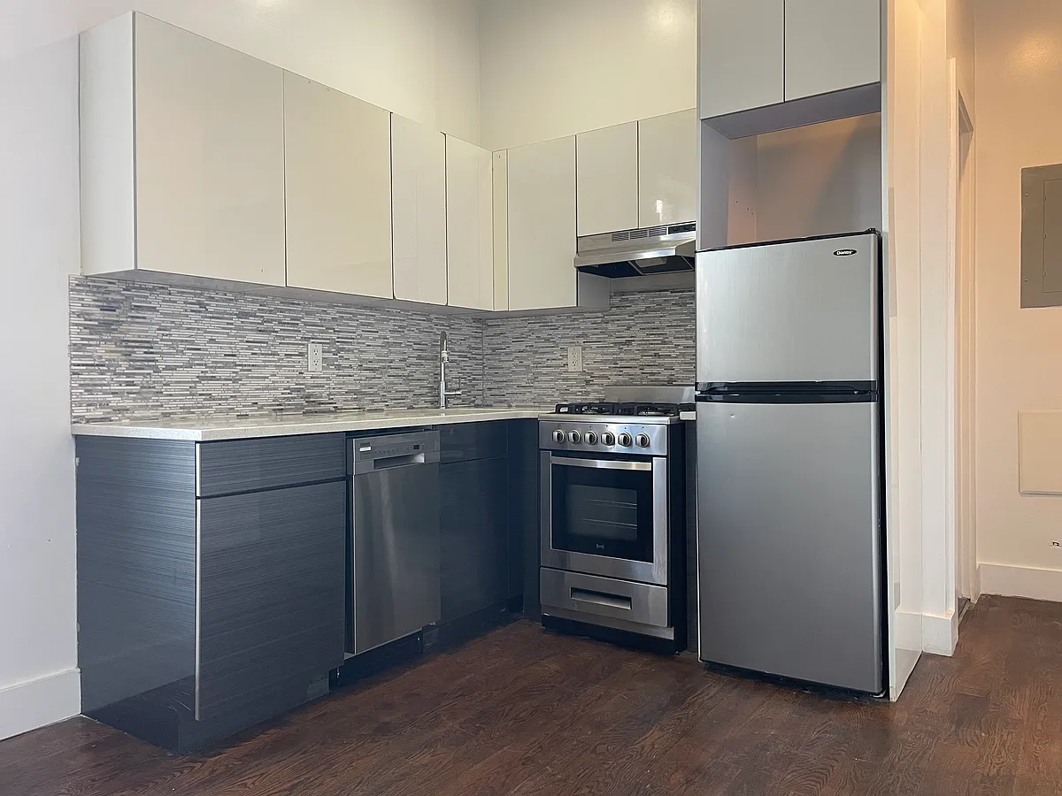 Building Photo - 144 Woodruff Ave #2G
