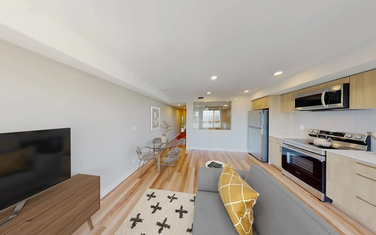 408 E Columbia St — Photo 2