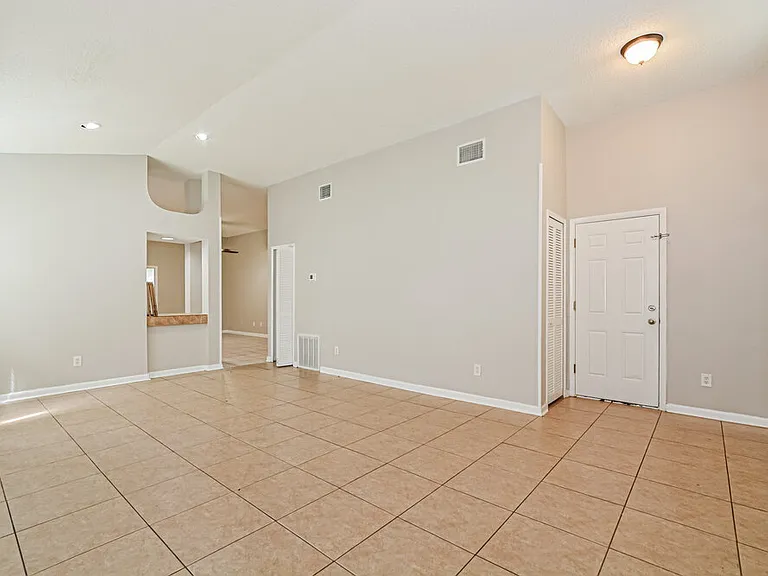 1096 Manigan Ave — Photo 5