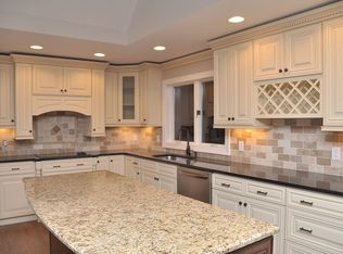 7 Pepperidge Tree Ter, Kinnelon, NJ 07405