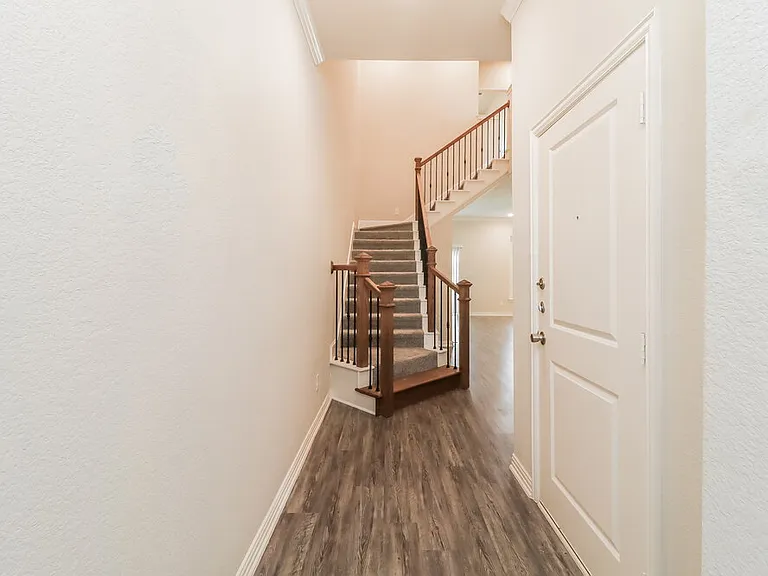 1213 Summerset Ln — Photo 4
