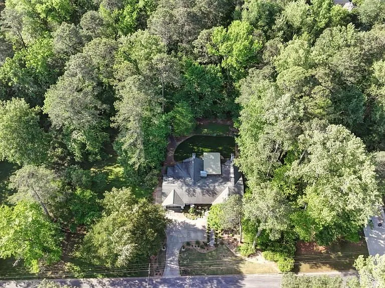 1905 Gainsborough Dr — Photo 8