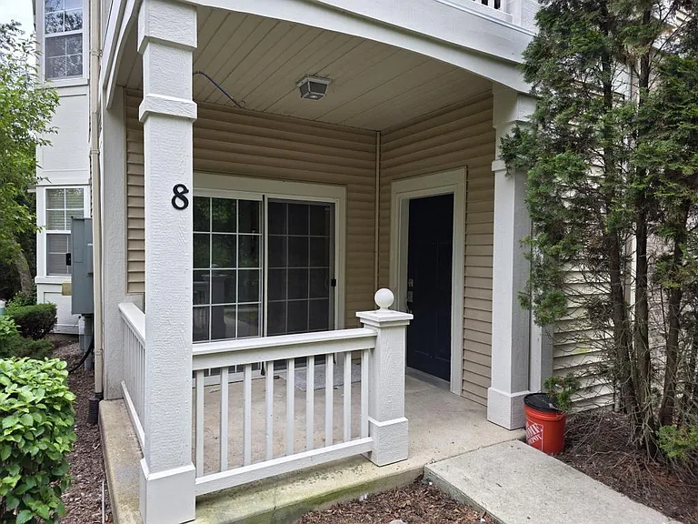2250 Aurora Dr — Photo 2