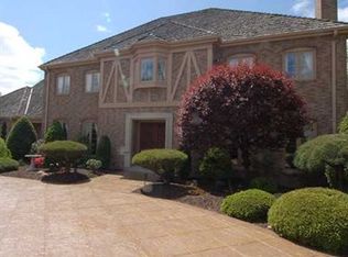1560 Hollow Tree Dr, Pittsburgh, PA 15241