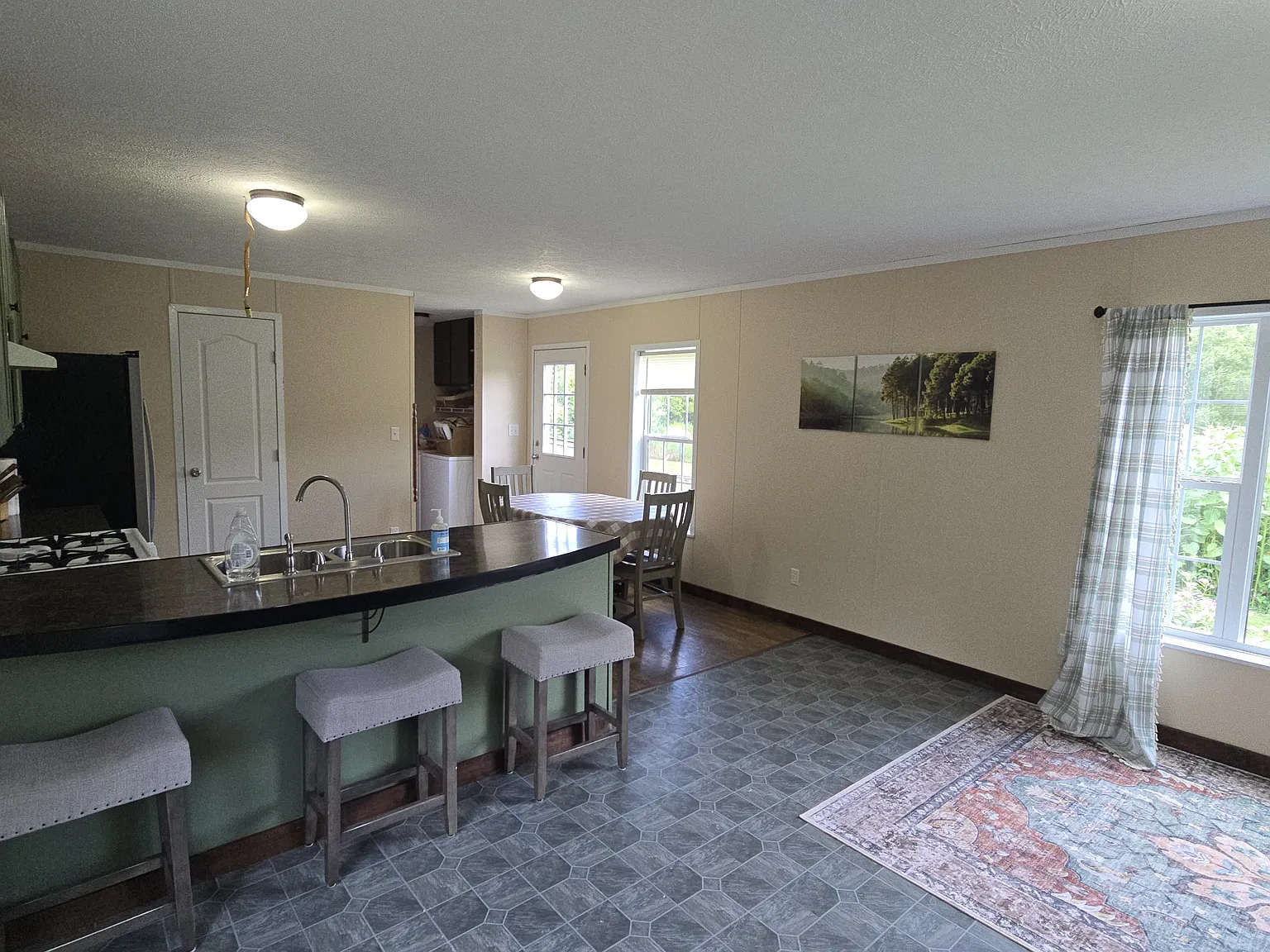 3 bed, 1.5 bath, 820 sqft, $2,000 — Photo 2