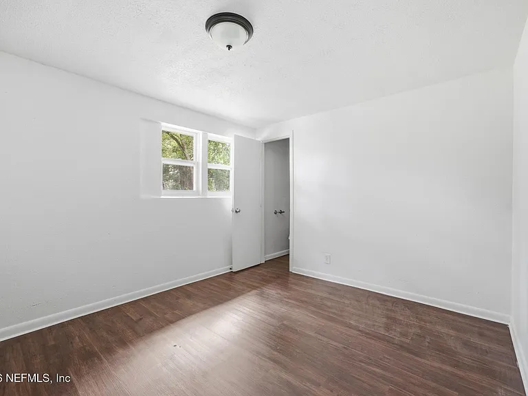 5134 Moncrief Rd W — Photo 13