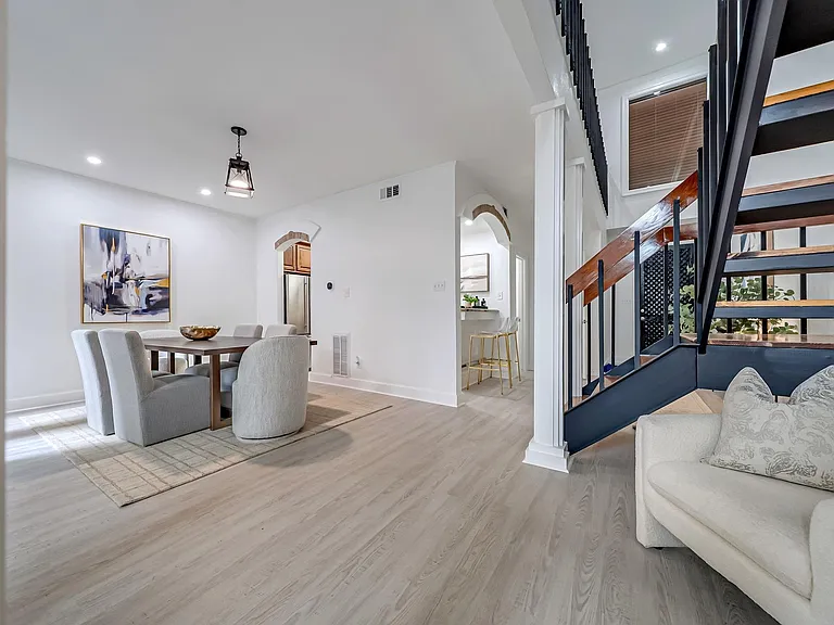 516 S Post Oak Ln #18 — Photo 3