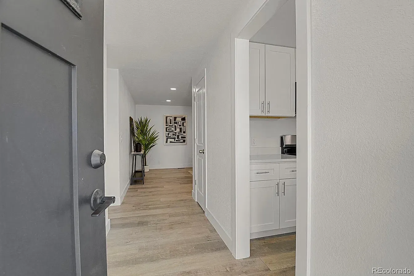 3 bed, 2430 sqft, $3,170 — Photo 3