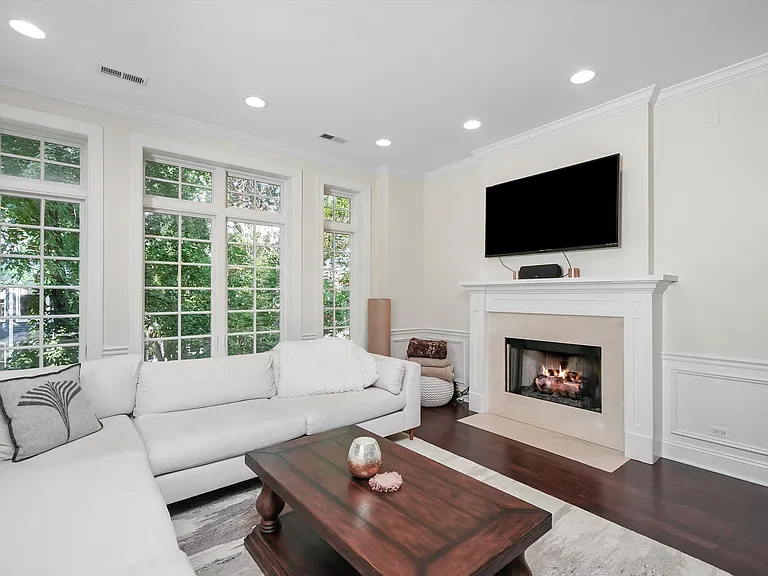 2731 N Wilton Ave #2 — Photo 3