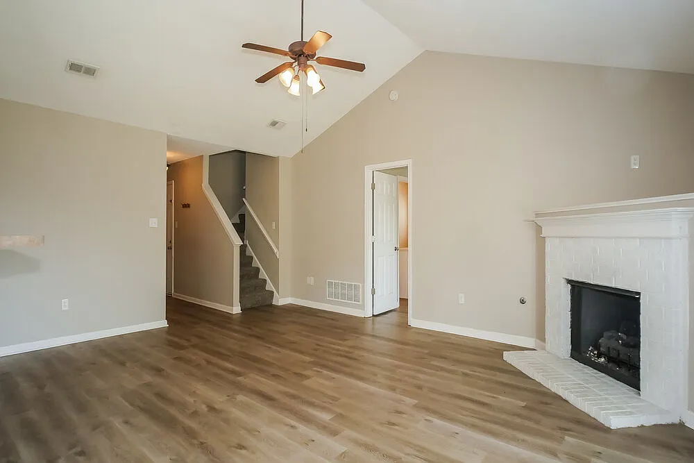 3 bed, 2.0 bath, 1626 sqft, $1,810 — Photo 4