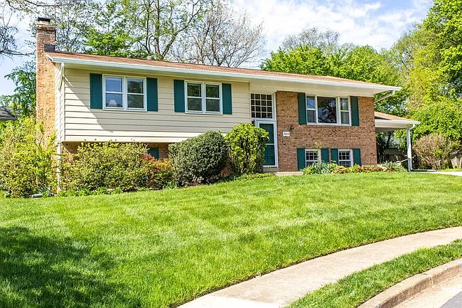903 Carole Ct SE