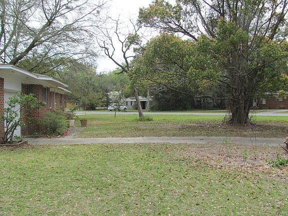 3rd image of 126 Yorkshire Dr