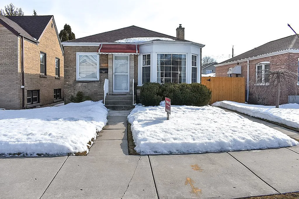 7647 W Balmoral Ave photo 1