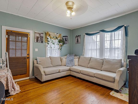 5th image of 309 Claire St
