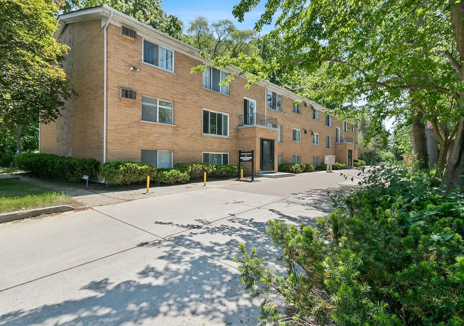 Lakeshore Apartments- New Baltimore — Photo 1