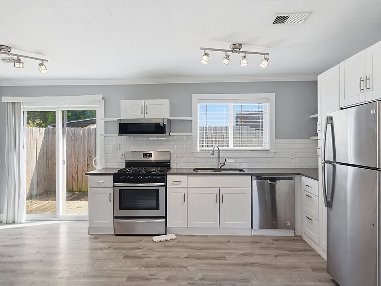 1103 Booker Ave #B — Photo 6