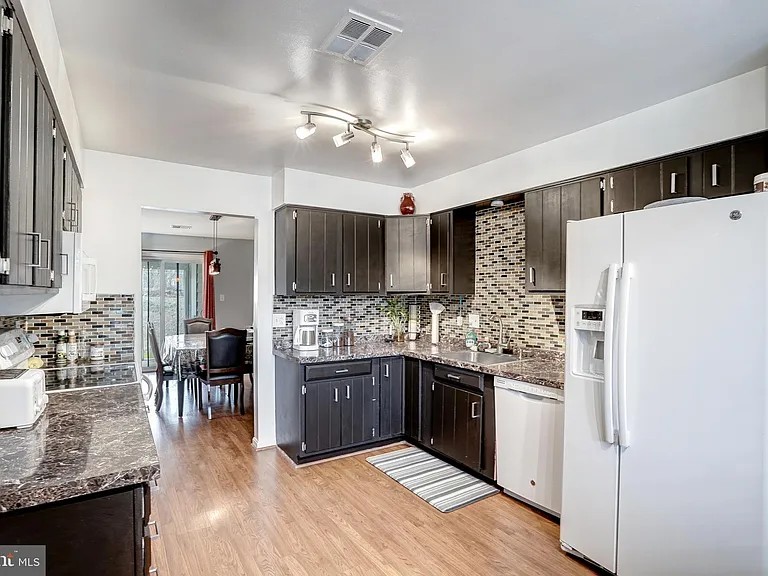 206 Summers Ct — Photo 7