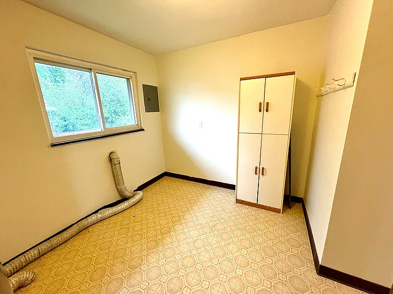 Utility/laundry room with washer/dryer hookups